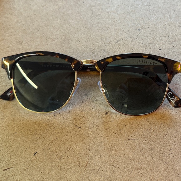 Tommy Hilfiger Brown Sunglasses with Gold Accents - Picture 1 of 2